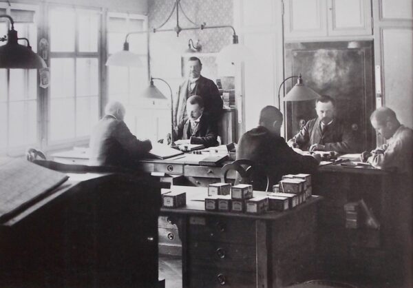 HENRY BEDAT (Jacqueline) Une région, une passion: l'horlogerie. Une entreprise: Longines. [Saint-Imier], Compagnie des Montres Longines, 1992. – Image 5