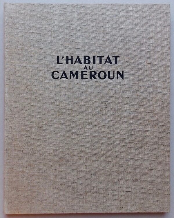 COLLECTIF L'habitat au Cameroun. Présentation des principaux types d'habitat. Essai d'adaptation aux problèmes actuels. Paris, Editions de L'Union Française, 1952.