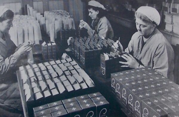 CHARLET (René) & ALLANFRANCHINI (Patrice) Pays de Neuchâtel, Métiers et industries. Par des photographies et des cartes postales anciennes. Saint-Blaise, Editions du Ruau, 1991. – Image 4