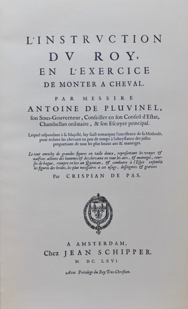 PLUVINEL (Antoine de) L'Instruction du Roy en l'exercice de monter a cheval, [...]. Lequel respondant a Sa Majeste lui fait remarquer l'excellence de sa methode pour reduire les chevaux en peu de temps a l'obeissance des justes proportions de tous les plus beaux airs et maneges. Le tout enrichy de grandes figures en taille douce, representant les vraies et naives actions des Hommes et des Chevaux en tous les airs, et maneges, courses de bague, rompre en lice au Quintan, et Combattre a l'Epee, ensemble les figures des Brides, les plus necessaires a cet usage, dessinees et gravees par Crispian de Pas. Vitry-sur-Seine, Editions GRIFF, 1976. – Image 2