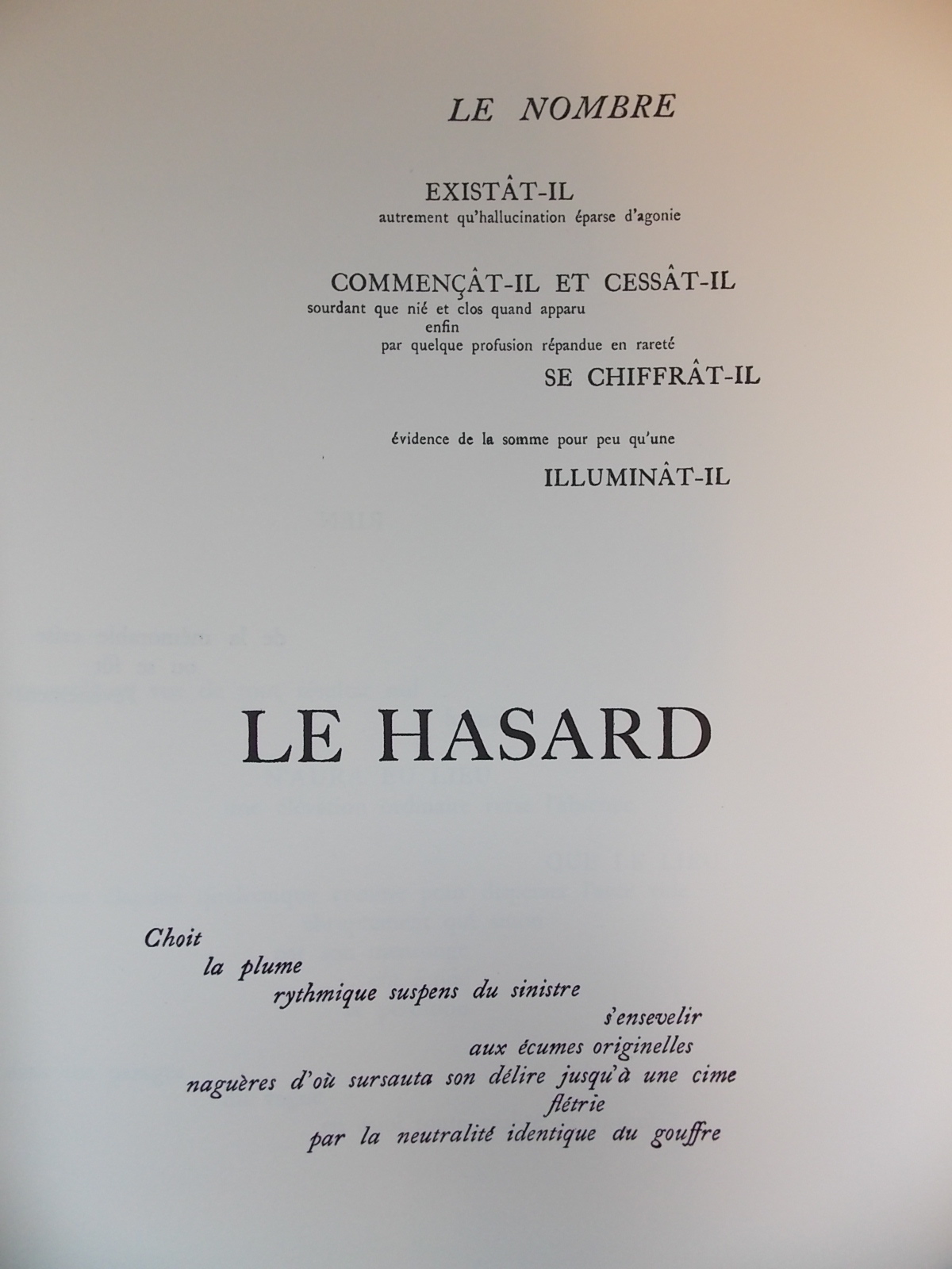 MALLARME (Stéphane) - ROULET (Claude) Un coup de dés jamais n'abolira le hasard. Poème, suivi d'une version parallèle par Claude Roulet, et d'une paraphrase du sonnet A la nue accablante tu.... Neuchâtel, Messeiller, 1960. – Image 2