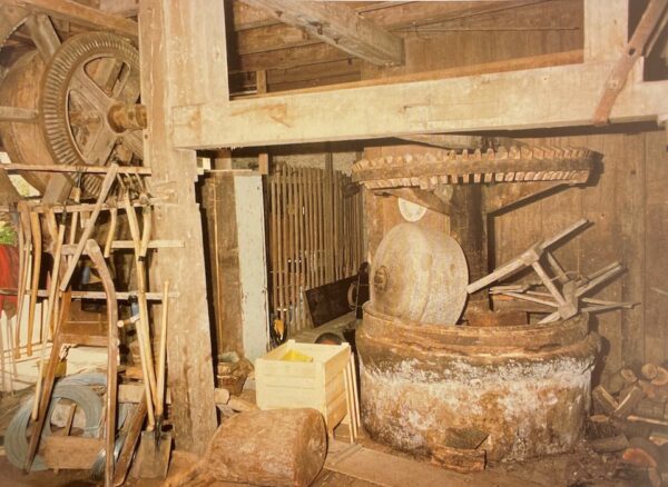 NUSSBAUM (Louis) Le moulin de la Foule. Ancienne usine hydraulique neuchâteloise. Hauterive, Gilles Attinger, 1995. – Image 4