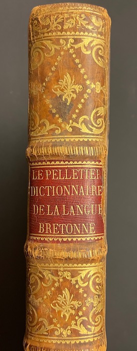 LE PELLETIER (DOM LOUIS) Dictionnaire de la Langue Bretonne, Où l'on voit son antiquité, son affinité avec les anciennes langues, l'explication de plusieurs passages de l'Écriture Sainte, et des auteurs profanes, avec l'étymologie de plusieurs mots des autres langues. A Paris, chez François Delaguette, 1752. – Image 5