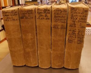 FLAVIUS JOSEPH Histoire des Juifs, écrite par Flavius Joseph, sous le titre de Antiquitez Judaïques, traduite [...] par Monsieur Arnauld D'Andilly (3 volumes). Suivi de: Histoire de la guerre des Juifs contre les romains... (2 volumes). Bruxelles, chez Jean Leonard Fils, 1738.