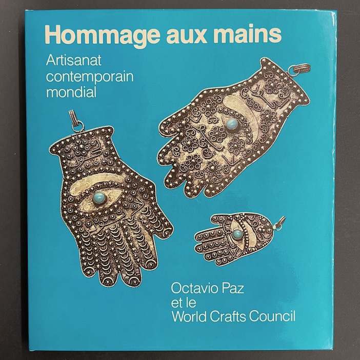 PAZ (Octavio) Hommage aux mains. Artisanat contemporain mondial. Neuchâtel, Ides et Calendes, 1974.