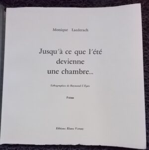 LAEDERACH (Monique) Jusqu'à ce que l'été devienne une chambre... Poème. Genève, Editions Eliane Vernay, 1978.