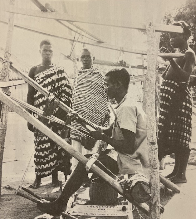 BOSER-SARIVAXEVANIS (renée) Les tissus de l'Afrique Occidentale. Méthode de classification et catalogue raisonné des étoffes tissées de l'Afrique de l'Ouest établis à partir de données techniques et historiques. Basel, Pharos-Verlag Hansrudolf Schwabe AG (coll. Basler Beiträge zur Ethnologie), 1972. – Image 5