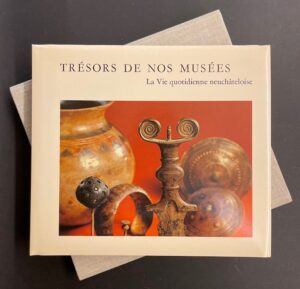 JELMINI (Jean-Pierre) Trésors de nos musées: La vie quotidienne neuchâteloise. Neuchâtel, Centre d'Arts Graphiques (coll. Beautés du patrimoine neuchâtelois), 1977.