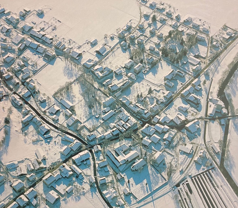 MORGAN (Stuart) Villes et bourgades neuchâteloises. Vues aériennes. Hauterive, Gilles Attinger (coll. Beautés du Patrimoine neuchâtelois), 1982. – Image 4