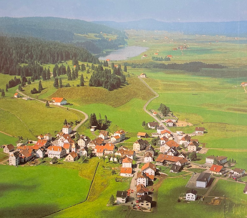 MORGAN (Stuart) Villes et bourgades neuchâteloises. Vues aériennes. Hauterive, Gilles Attinger (coll. Beautés du Patrimoine neuchâtelois), 1982. – Image 5