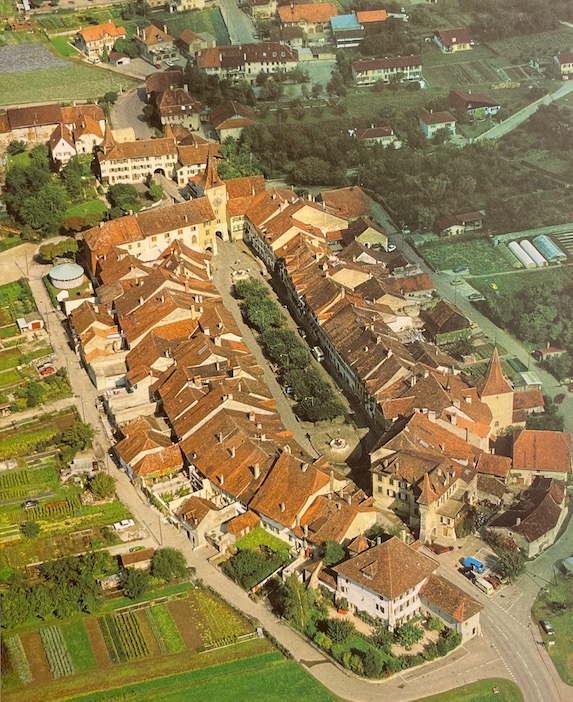 MORGAN (Stuart) Villes et bourgades neuchâteloises. Vues aériennes. Hauterive, Gilles Attinger (coll. Beautés du Patrimoine neuchâtelois), 1982. – Image 7