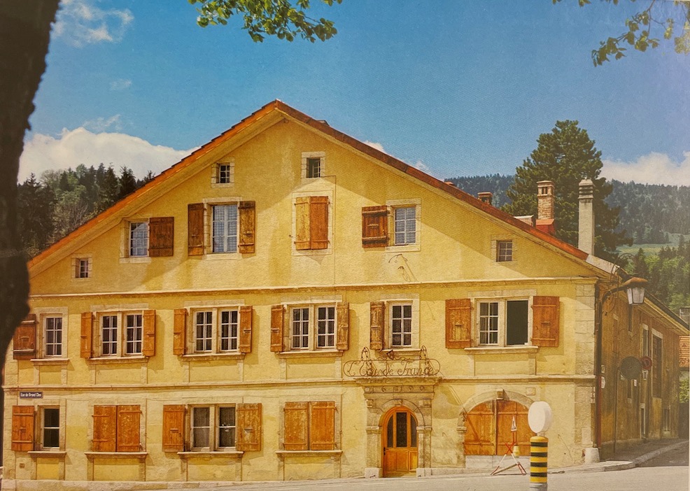 COURVOISIER (Jean) Belles demeures neuchâteloises. Neuchâtel, Centre d'Arts Graphiques (coll. Beautés du patrimoine neuchâtelois), 1973. – Image 5