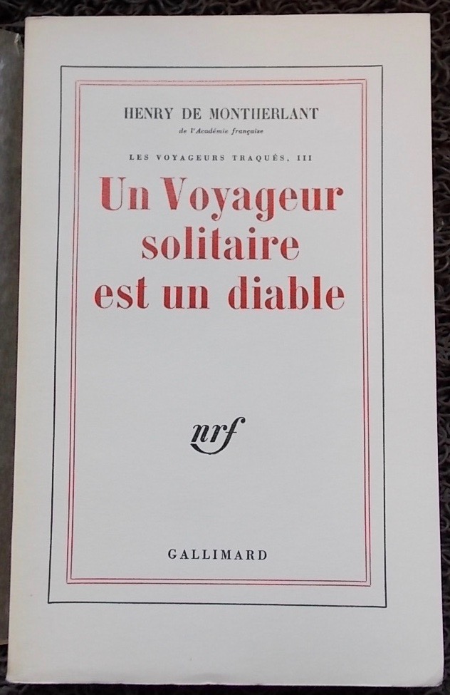 MONTHERLANT (Henry de) Un voyageur solitaire est un diable. (Les voyageurs traqués, III). Paris, Gallimard (coll. "Blanche"), 1961.